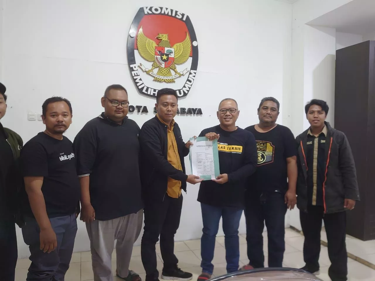 Diduga Melanggar Syarat Administrasi, AMPD Laporkan 3 Bacaleg ke KPU Surabaya