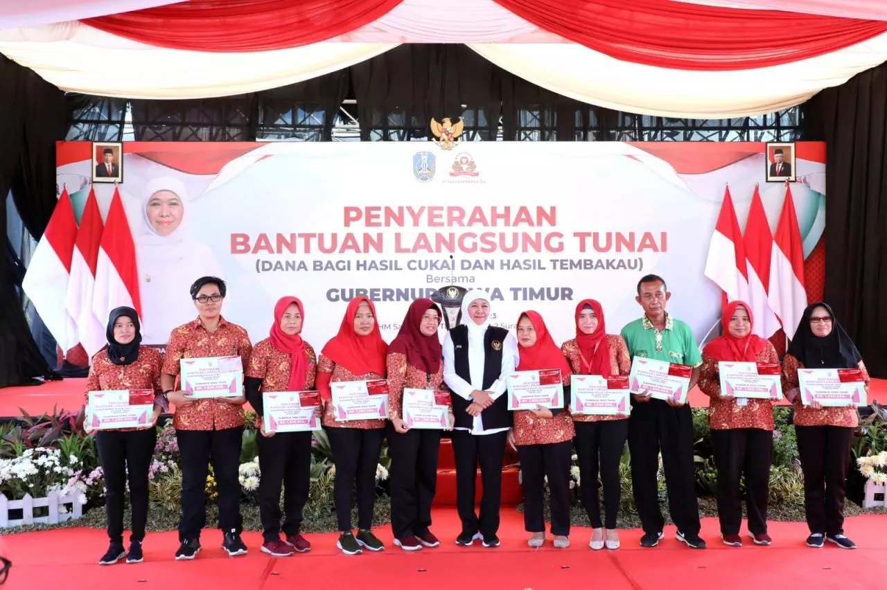 Tingkatkan Kesejahteraan Pekerja, Gubernur Khofifah Serahkan BLT DBHCT pada 5.030 Buruh Pabrik Rokok