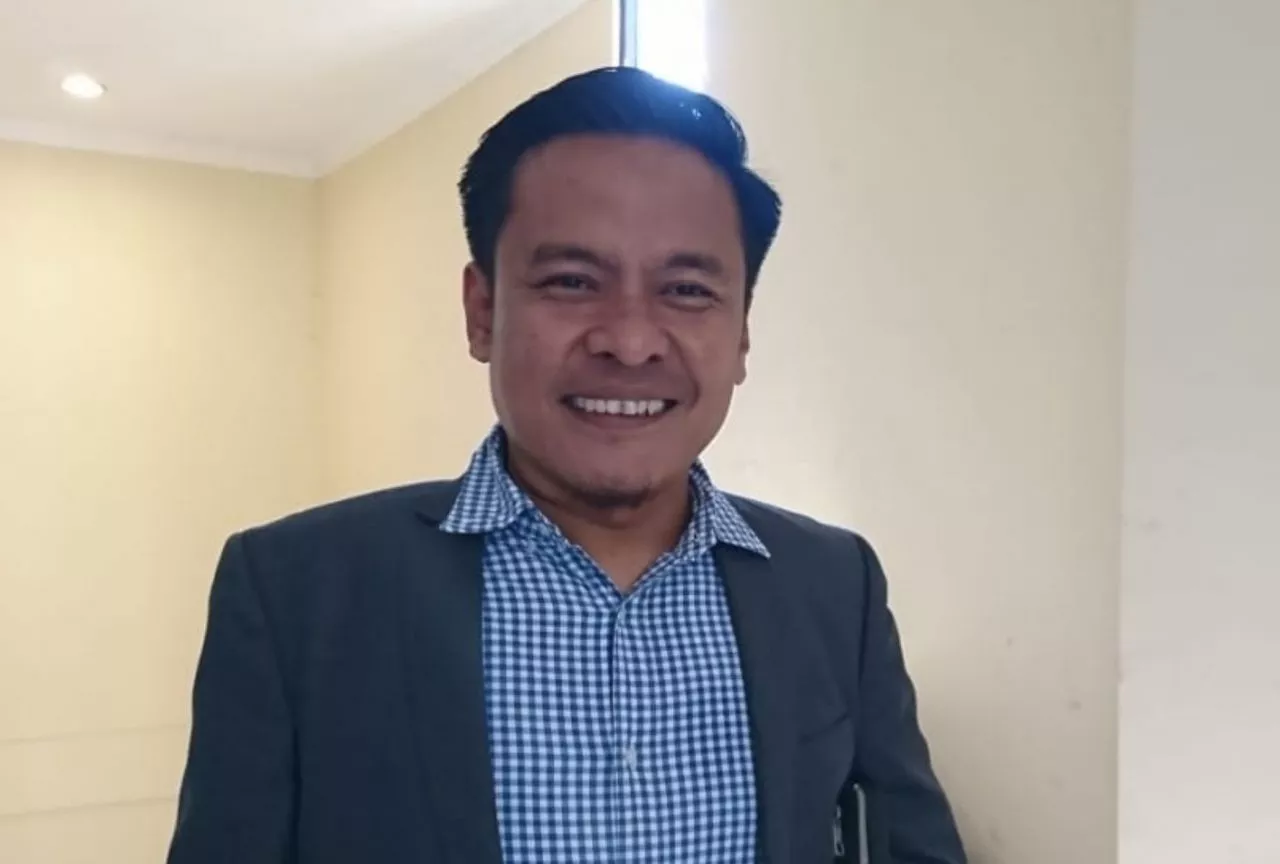 Menjabat Ketua Komisi A, Arif Fathoni Full Senyum