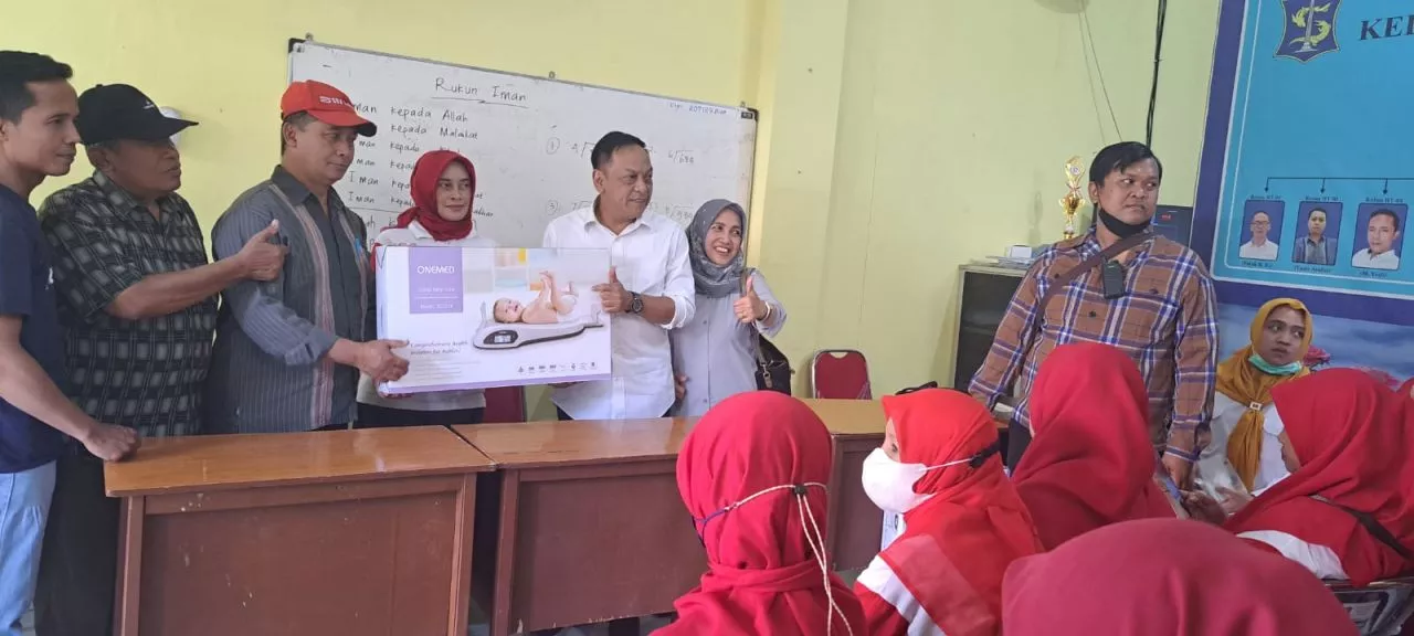 Modernisasi, Anas Karno Bantu Timbangan Bayi Digital Posyandu Melati Bangsa