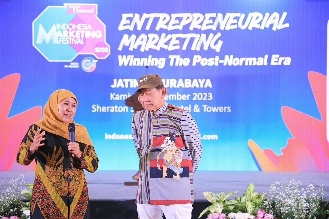 Gubernur Khofifah Raih Penghargaan Srikandi Punokawan Spirit