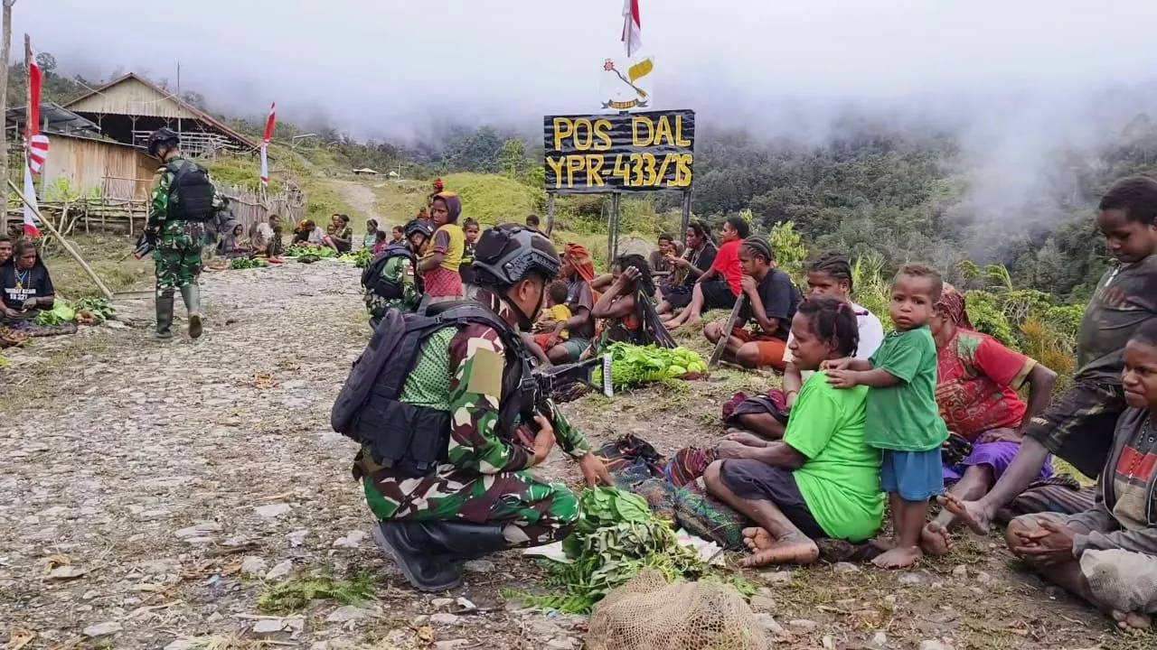 Ramaikan Pasar Tumpah, Satgas YPR 433/JS Bantu Perekonomian Warga Distrik Dal