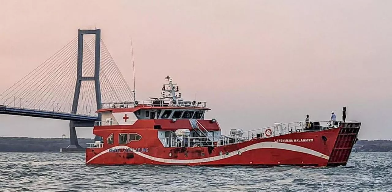 Kapal RS Terapung Laksamana Malahayati, Gelar Pengobatan Gratis di Surabaya
