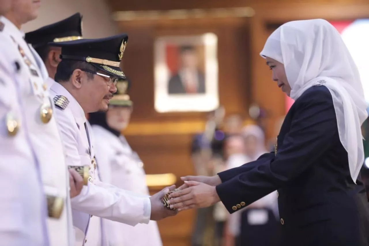 Lantik 6 PJ Bupati, Khofifah Minta Segera Koordinasi Dengan DPRD