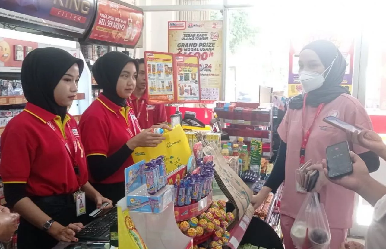 Dukung Perwali Nomor 30, Alfamart di Kediri Bagikan Tas Go Green Gratis