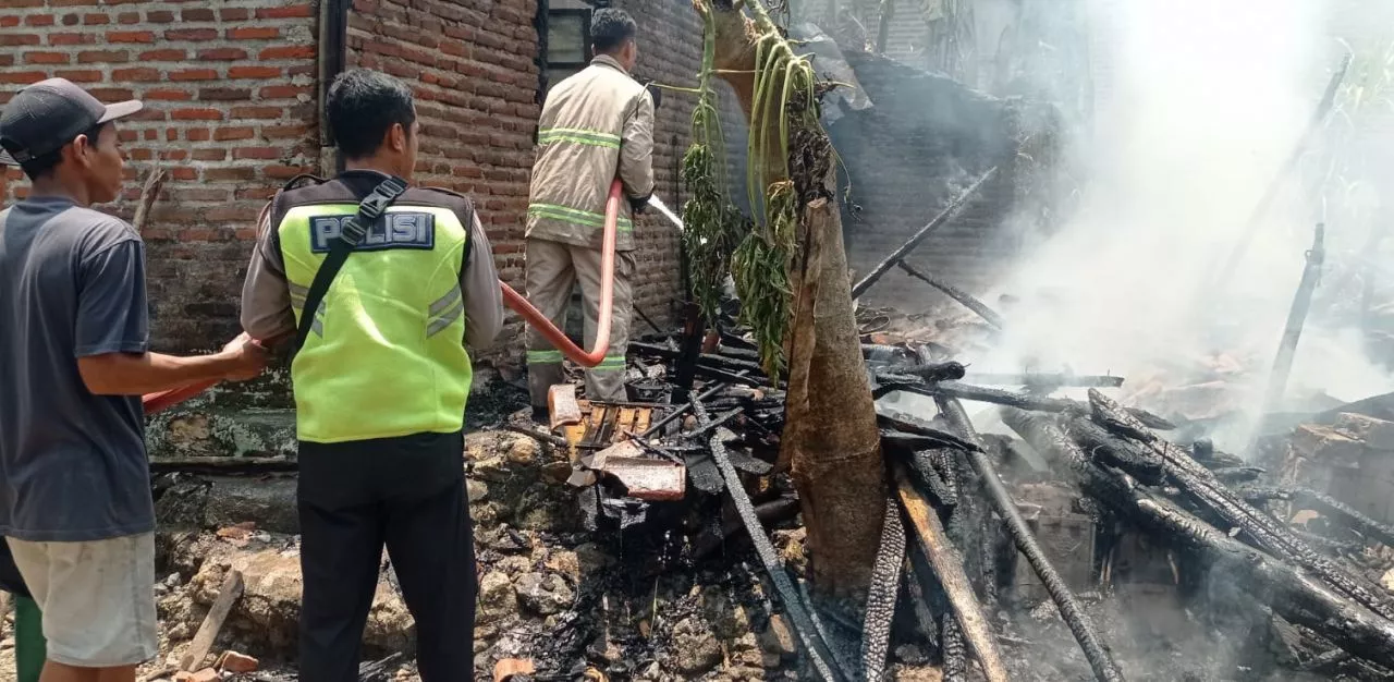 Dipicu Bara Api Tungku, Separuh Bangunan Rumah Wanto Terbakar Rata dengan Tanah