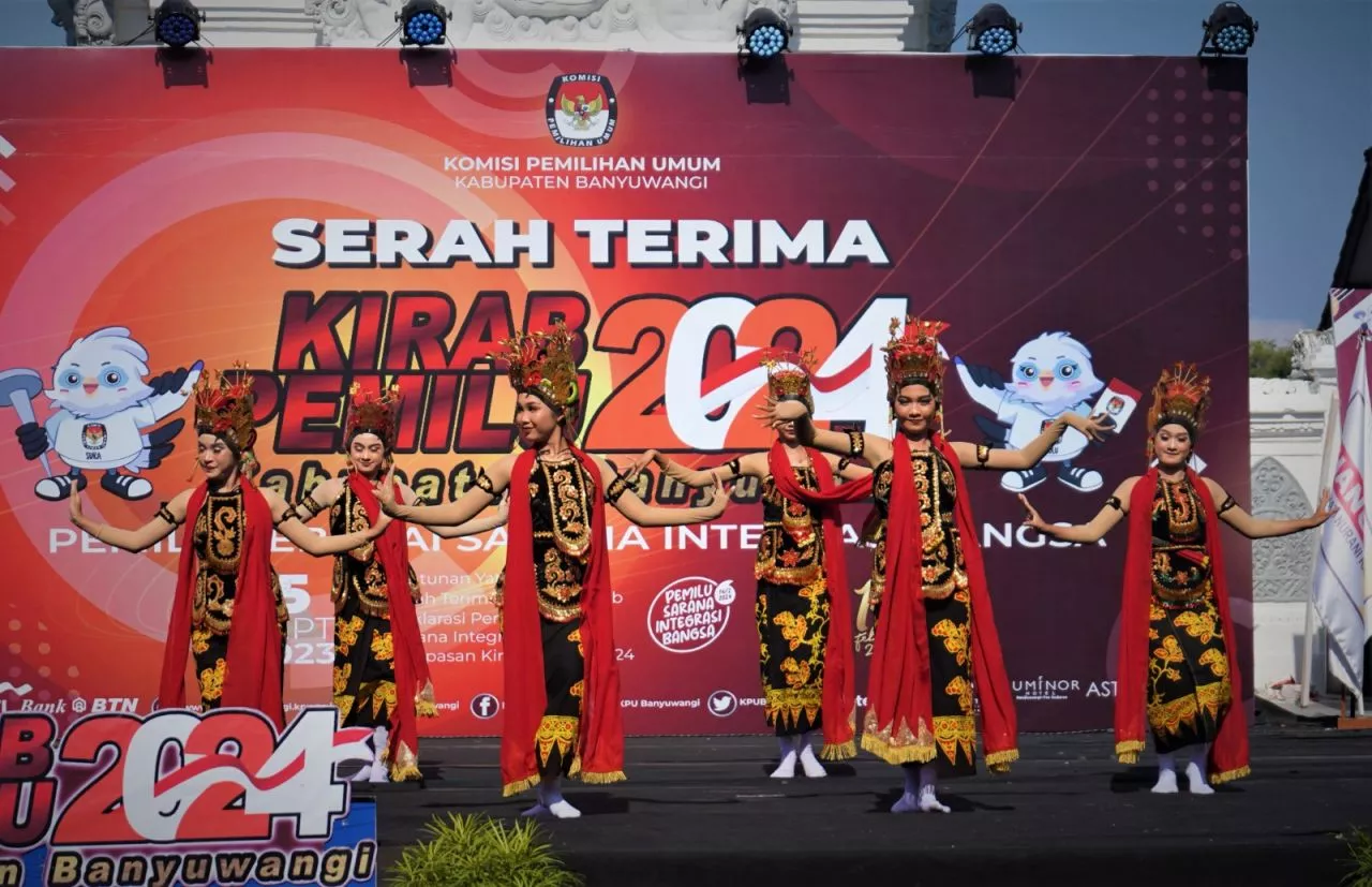 Gebyar, Beragam Tampilan Kesenian Sambut Kedatangan Kirab Pemilu 2024 Jalur VI di Bumi Blambangan