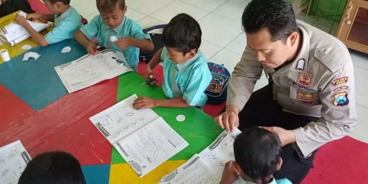 Program Ayahku Mengajar, Polisi Di Jember Dapat Ijin Khusus Mengajar Di Sekolah