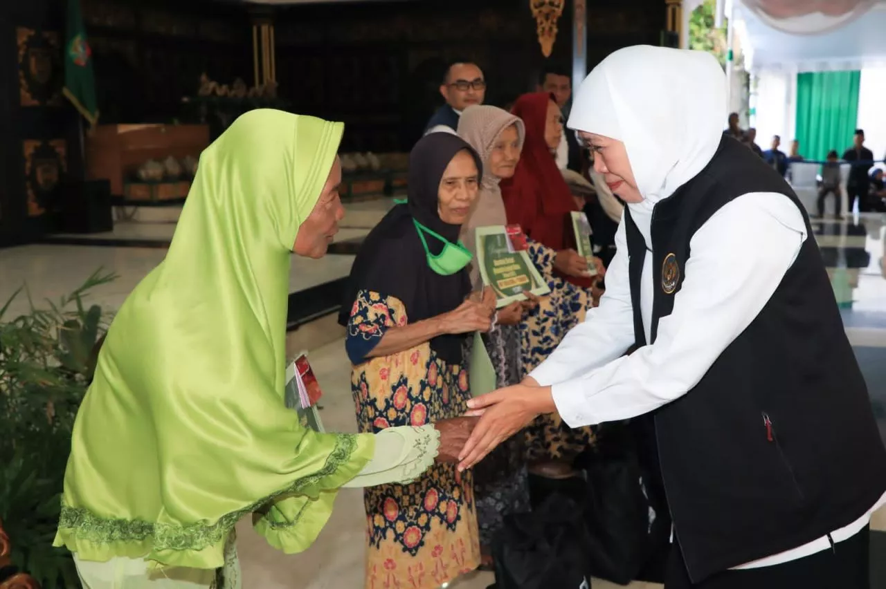 Pacu Daya Beli, Khofifah Bagikan 9 Jenis Bansos Di Jombang