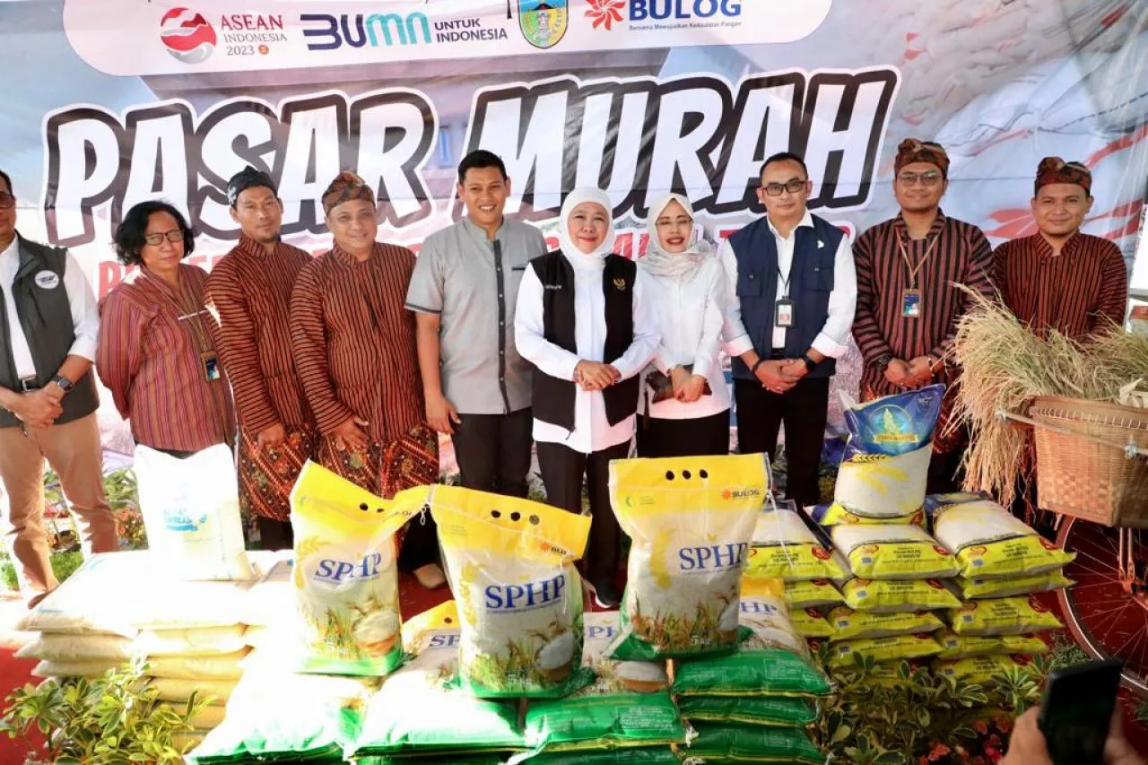 Khofifah: Pasar Murah Dan Bansos Jadi Bantalan Sosial Sekaligus Suntikan Semangat Bagi Masyarakat