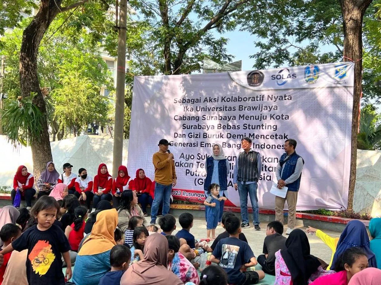 Wujudkan Zero Stunting, Ratusan Anak Surabaya Makan Telur Dan Minum Susu Bersama
