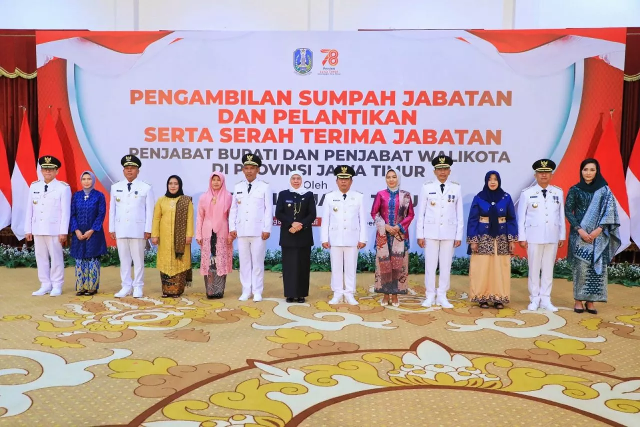 Lantik Enam Pj Bupati Wali Kota Tahap-2, Khofifah Minta Kesinambungan Pembangunan