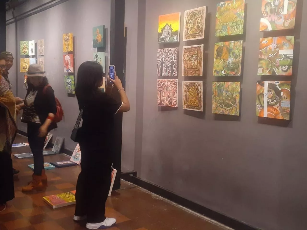 Gedung Galeri Surabaya, Pamerkan 150 Lukisan Berukuran 30x30 Cm