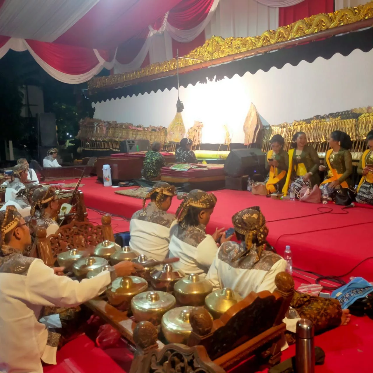 Peringati HUT TNI ke -78, Makorem 084/BJ Surabaya Gelar Wayang Kulit