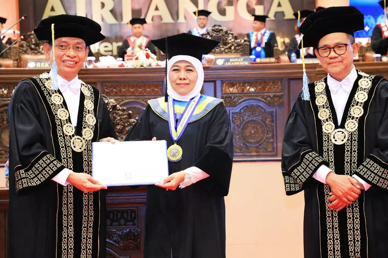 Raih Gelar Doktor Honoris Causa FEB UNAIR, Khofifah Sampaikan Orasi Ilmiah