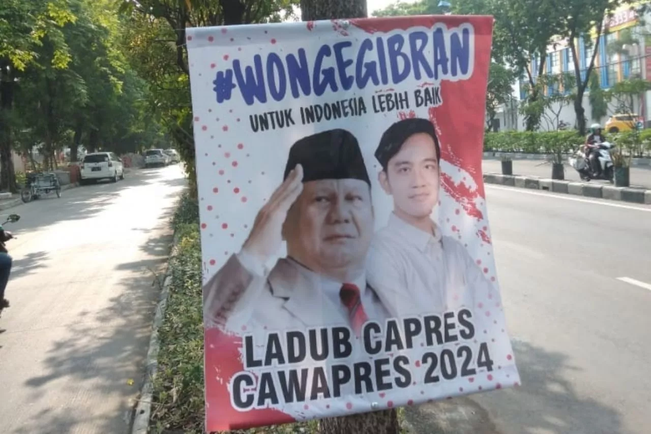 Baliho Prabowo - Gibran Dipaku di Pohon, Gerindra Surabaya Buka Suara