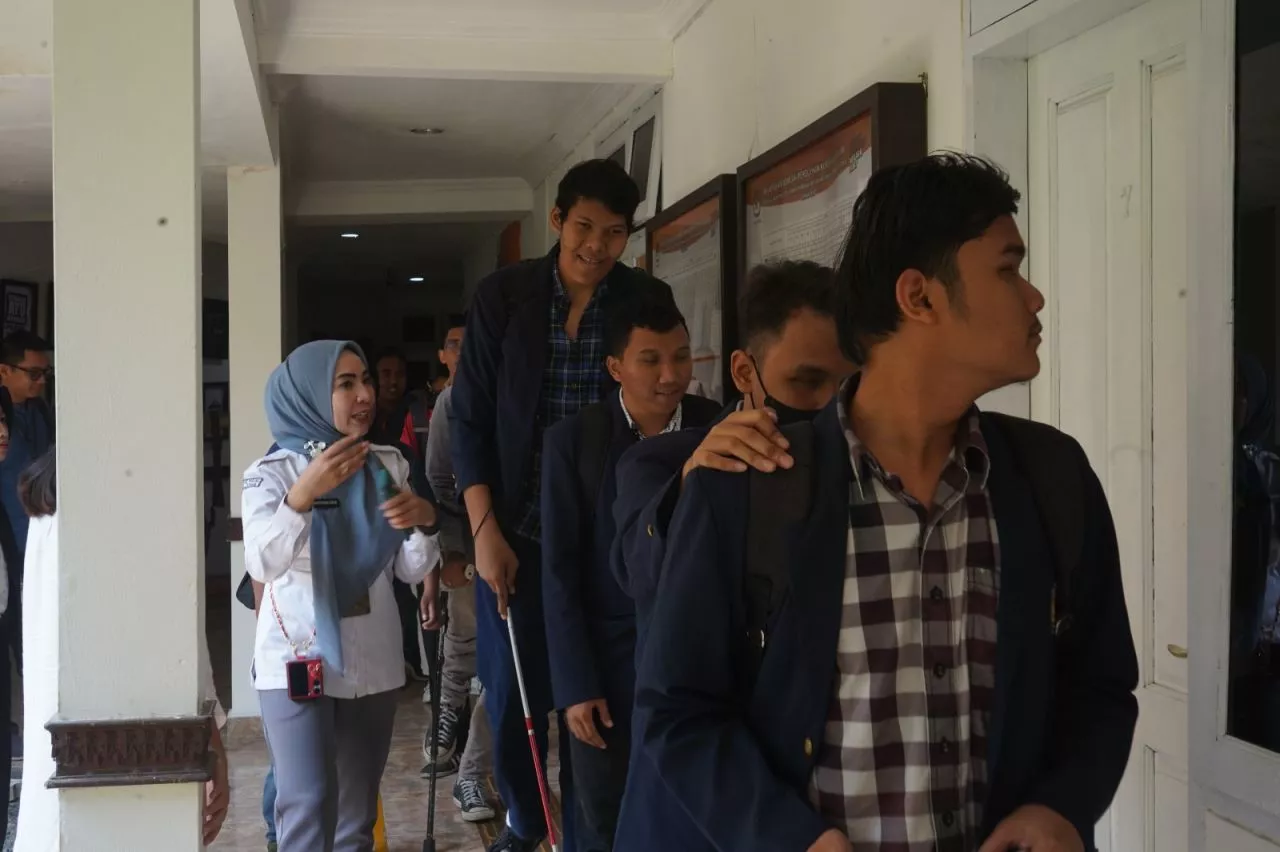 Mahasiswa Disabilitas Program Magang Community Project Kunjungi KPU Jatim