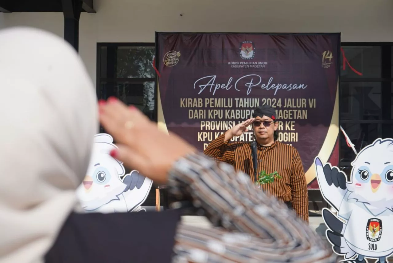 KPU Jatim Serah Terimakan Bendera Kirab ke KPU Wonogiri