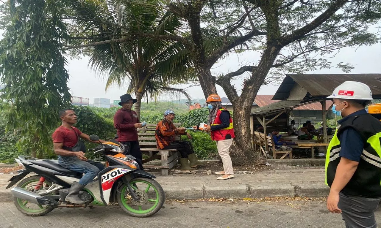 Pelindo Regional 3 Berikan Bantuan Masker Dan Suplemen Untuk Korban Kebakaran Hutan Di Sampit