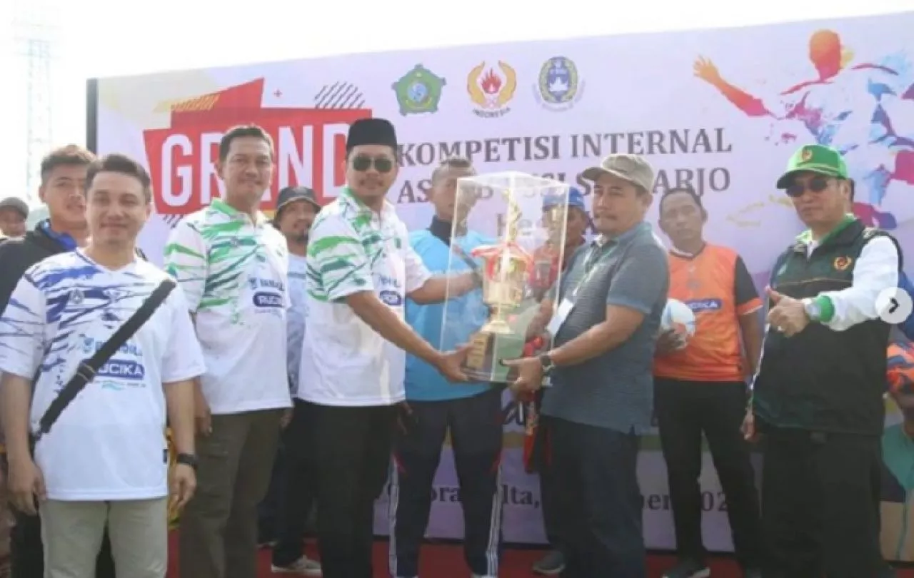Dukung Pembinaan Pesepakbola Muda, Gus Muhdlor Bagikan Jersey