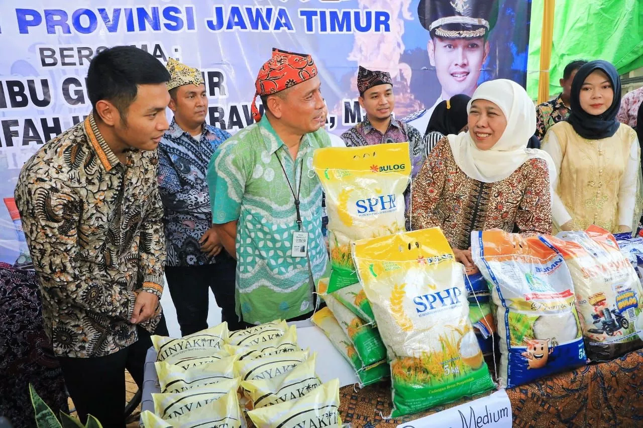 Gelar Pasar Murah dan Salurkan Bantuan di Tuban, Khofifah: Upaya Stabilkan Harga Bahan Pokok