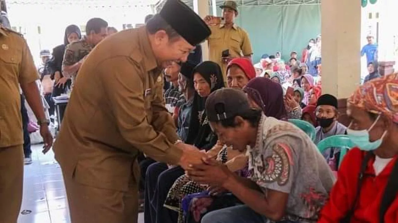 Bupati Jember Bagikan BLT kepada Masyarakat Ledokombo