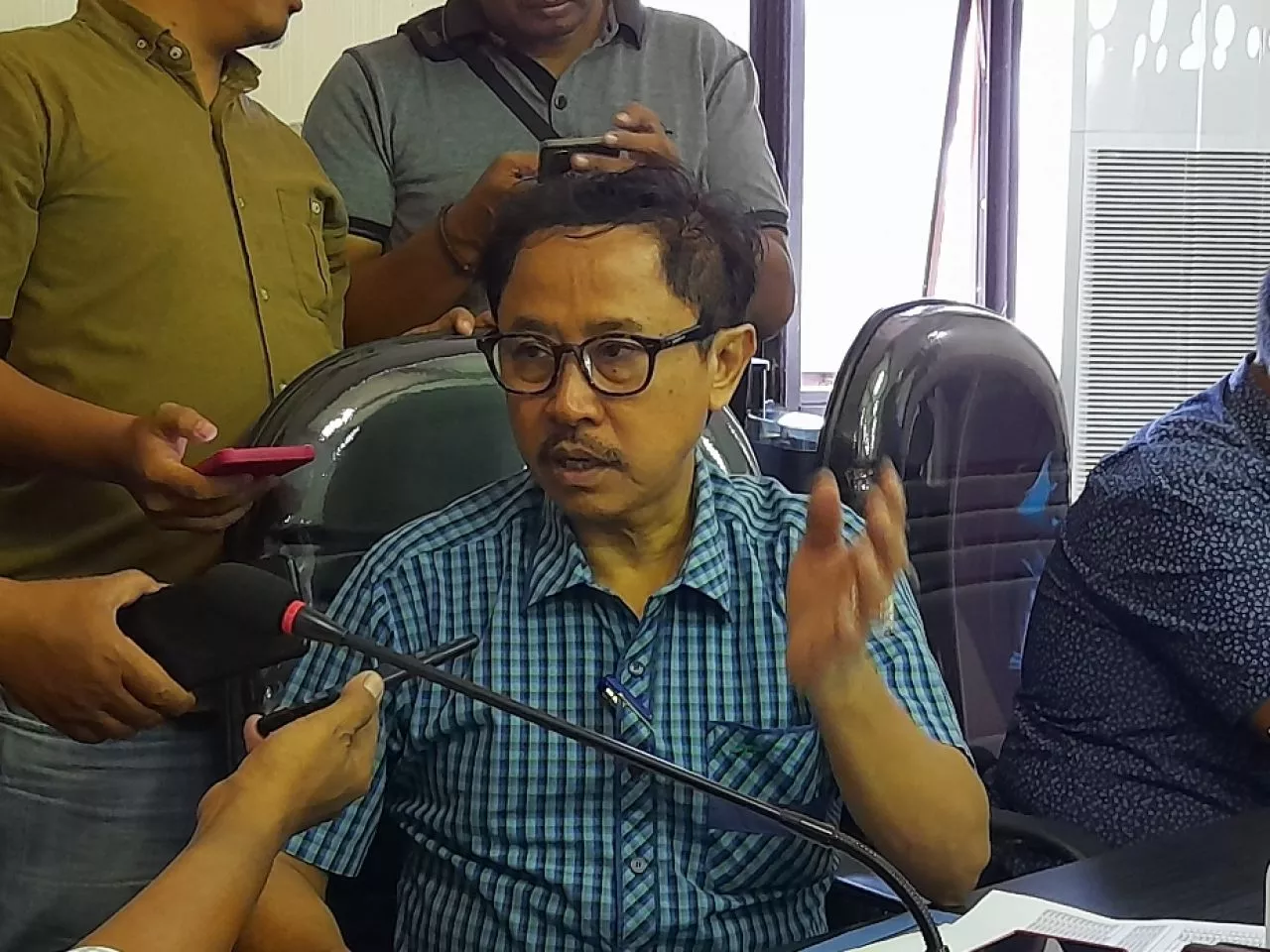 Sejak 2012 Tujuh Tiang Listrik di Kalilom Tegak di Tengah Jalan, Komisi C Minta Tuntas Dua Hari