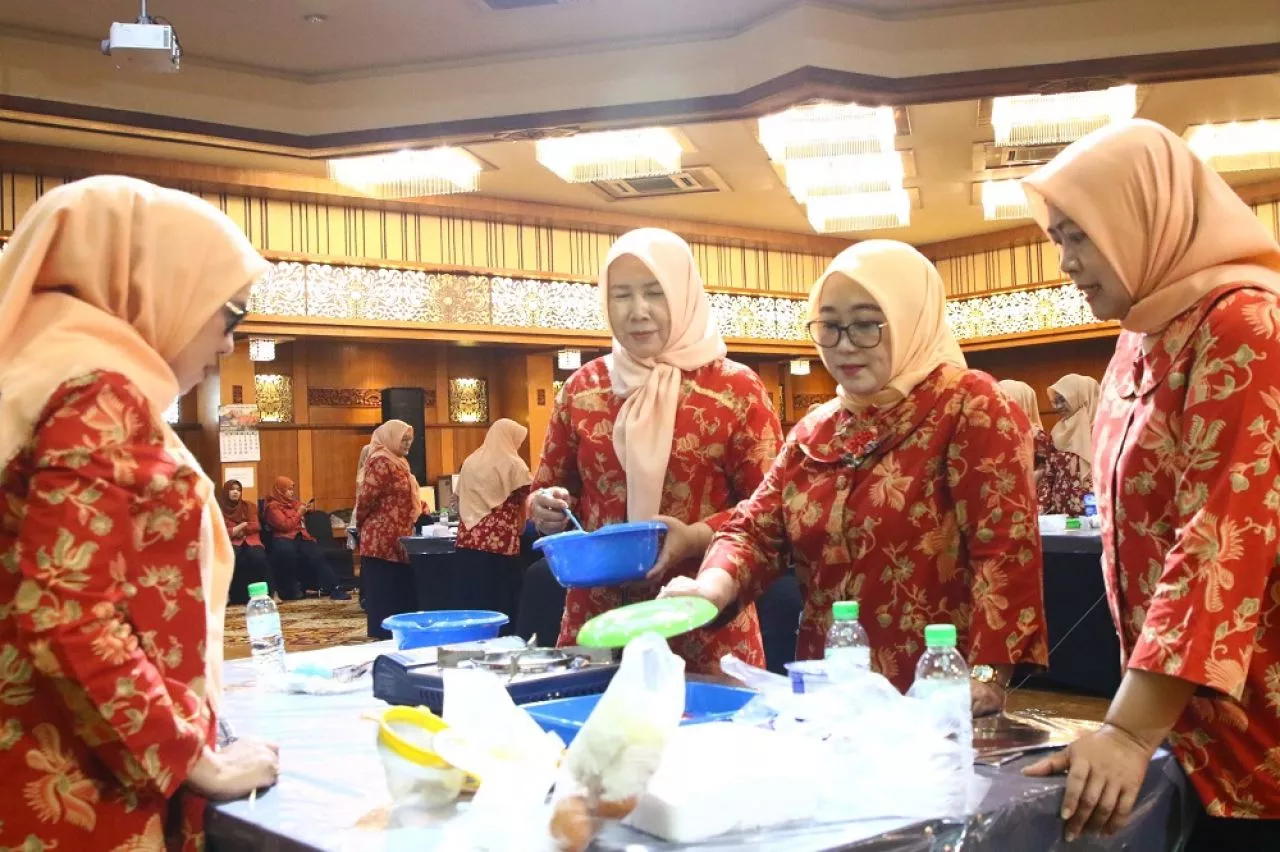 Tingkatkan Kualitas SDM Anggota, DharmaWanita Persatuan Jatim Gelar Pelatihan Membuat Dessert