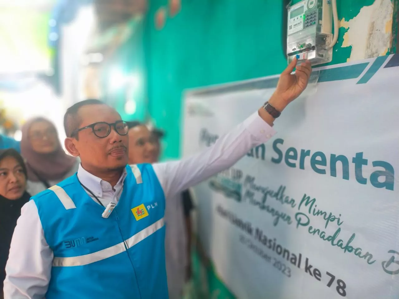 PLN Galang Donasi Pegawai Sambungkan Listrik Bagi Warga Tidak Mampu di Jatim