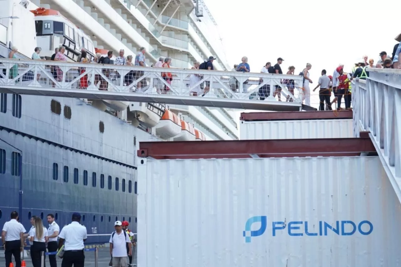 Pelindo Regional 3 Benoa Berhasil Sandarkan Kapal Jumbo, Cruise Celebrity Solstice