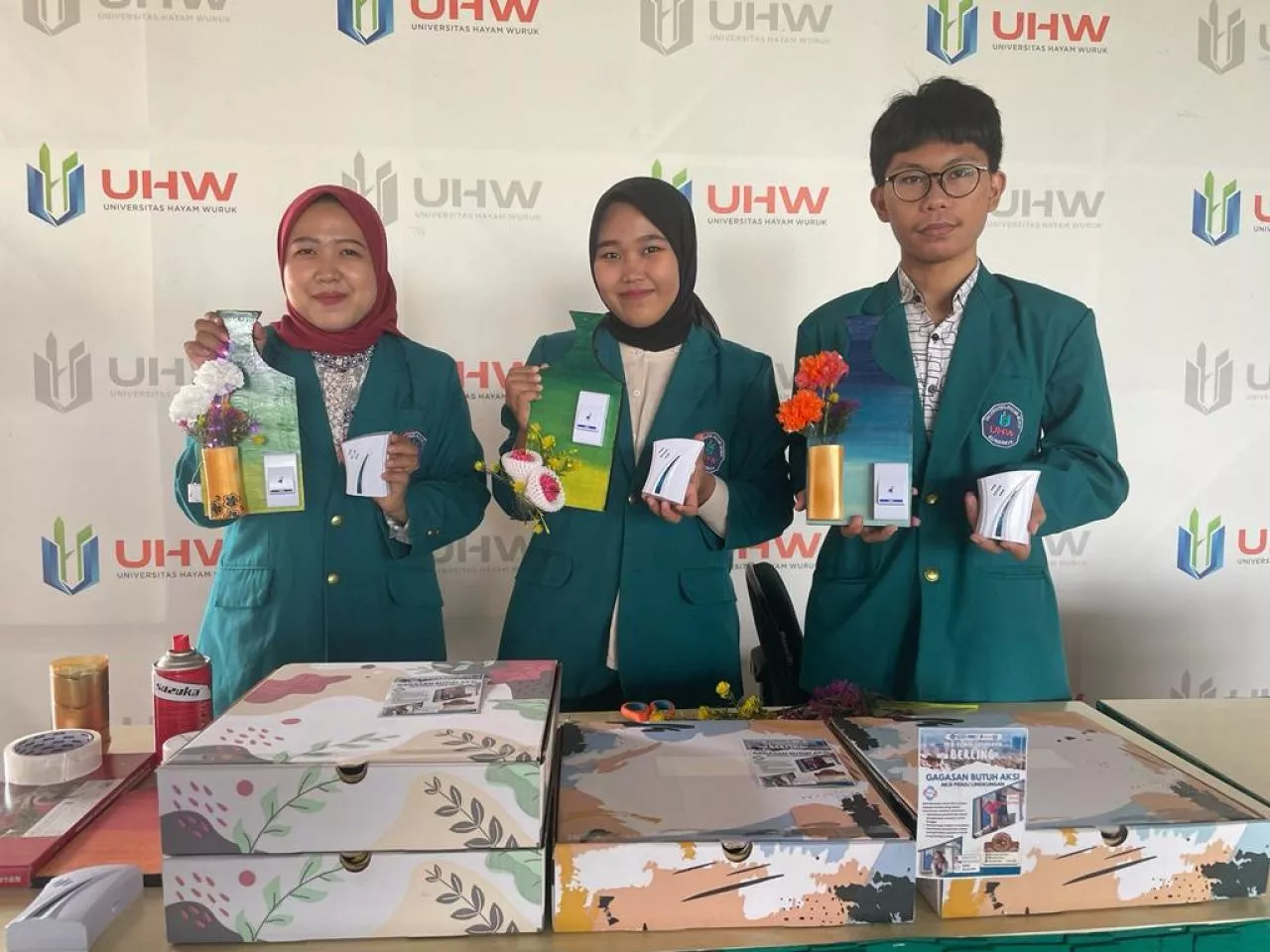Mahasiswa UHW PERBANAS Bikin Bel Ramah Lingkungan