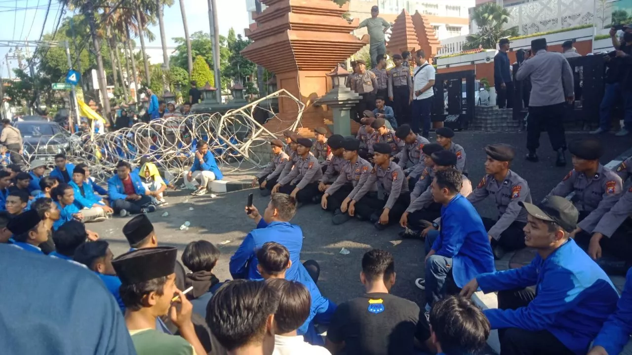 Usung Tujuh Pernyataan Sikap Terkait Tambang, Massa PMII Kepung DPRD Jatim