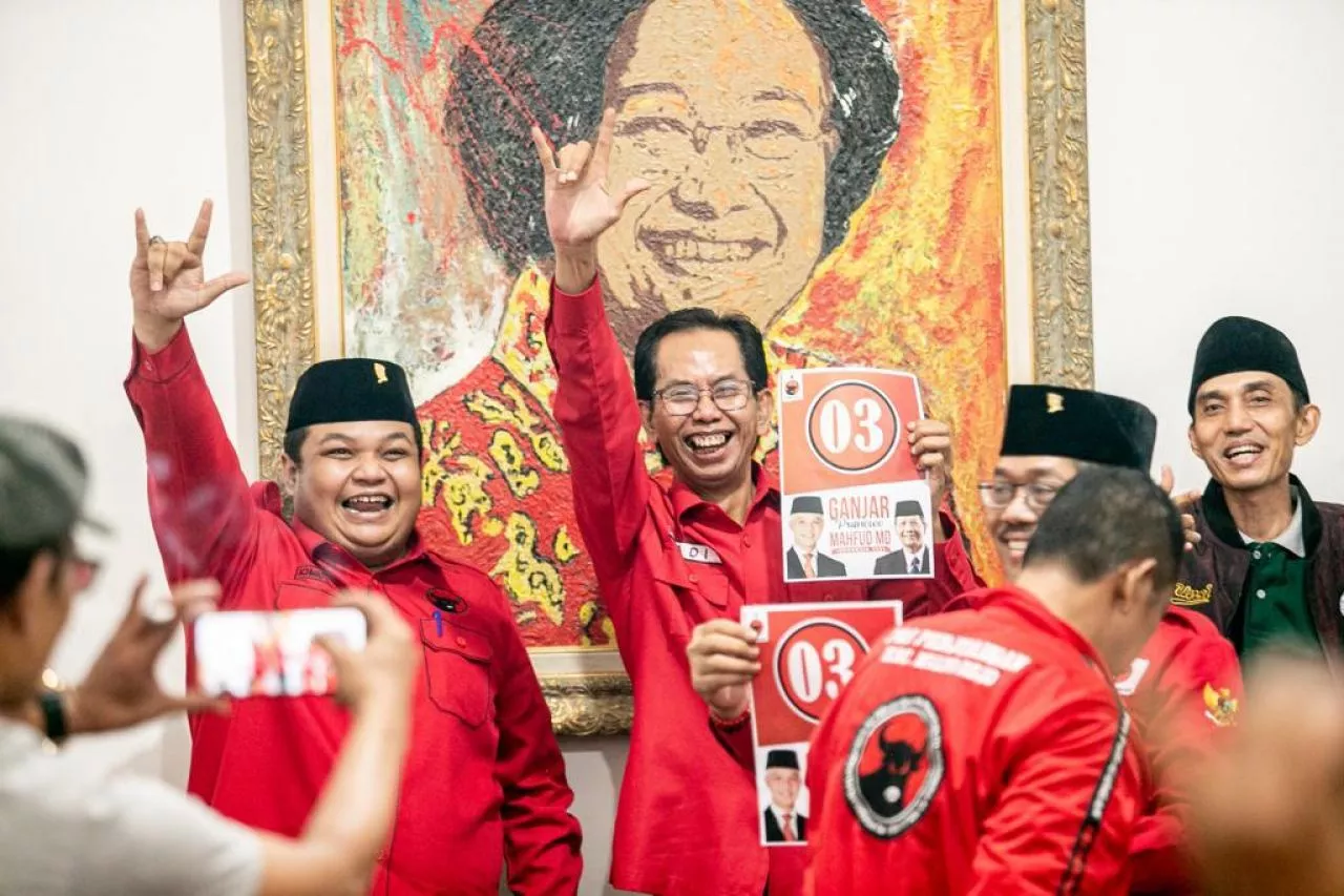 PDIP Surabaya Nobar dengan Rakyat di 31 Titik, Sorak-Sorai dan Sujud Syukur Ganjar-Mahfud MD Dapat Angka 3