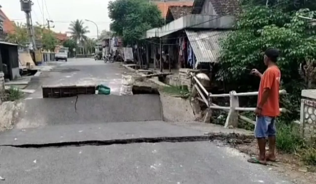 Jembatan Poros Kecamatan Kalitengah Putus, Warga Harus Pilih Jalan Alternatif