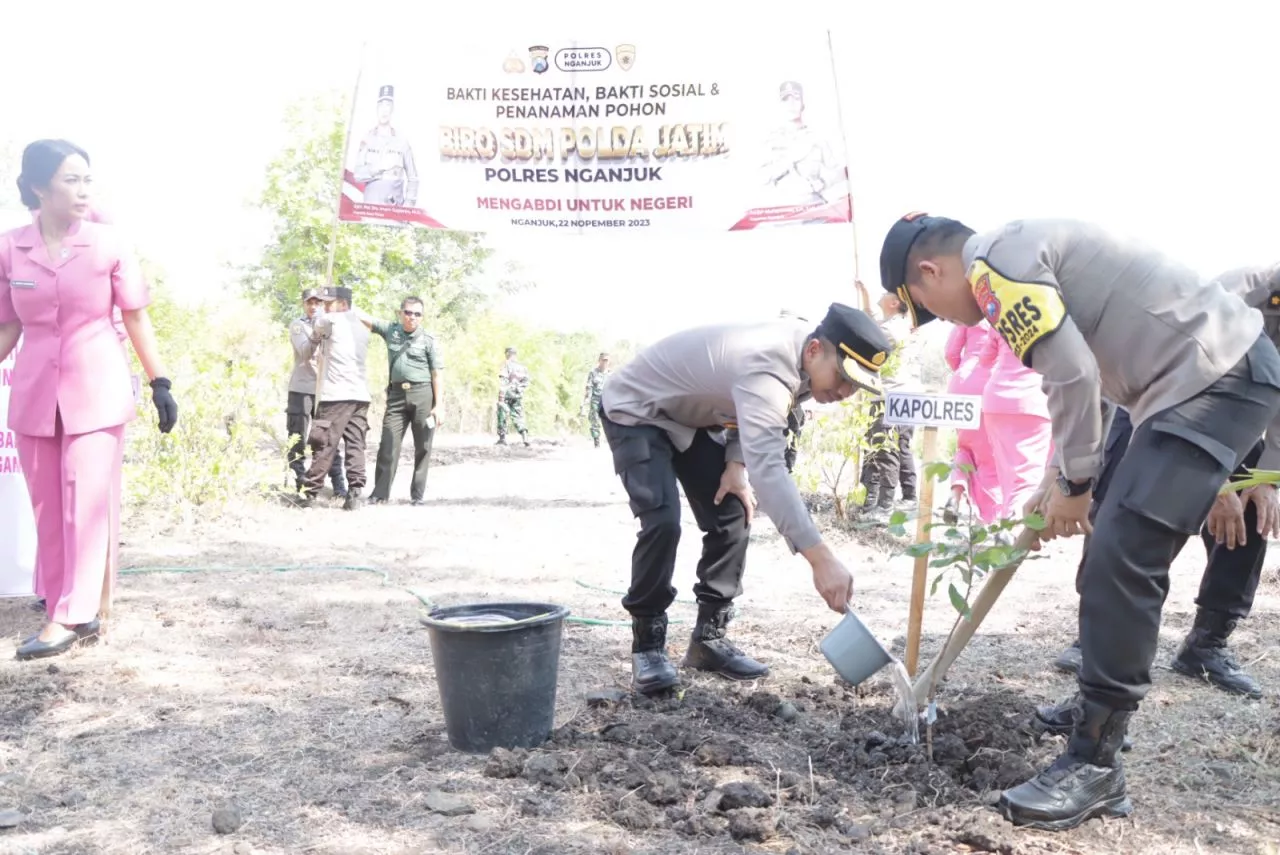 Peringati Hari Pohon Sedunia, Polres Nganjuk Tanam 1000 Pohon