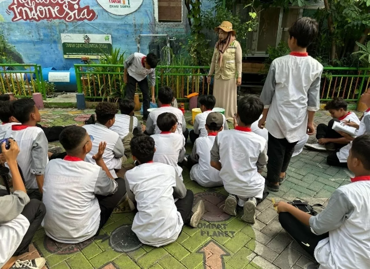 Tumbuhkan Kesadaran Lingkungan, SMPIT Darul Fikri Datangi Kampung Edukasi Sampah