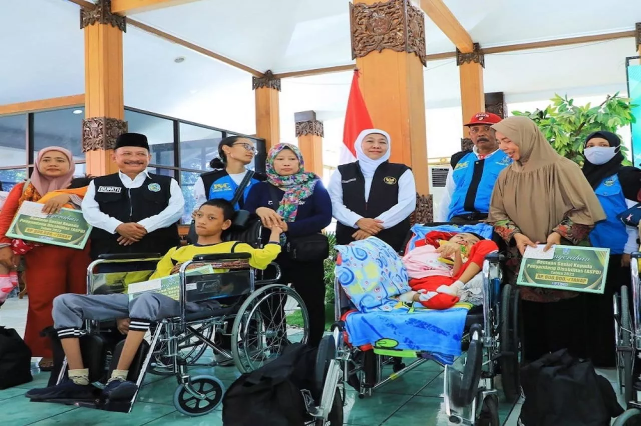 Jelang Nataru, Gubernur Khofifah Gelar Pasar Murah di Situbondo dan Bagikan Uang Bansos