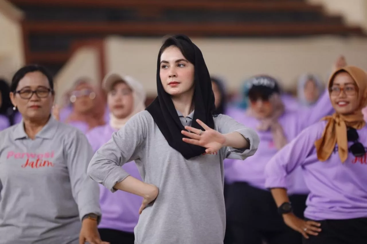 Dukung Program Jatim Seger, Arumi Ikuti Senam Kreasi Bersama Ratusan Anggota Perwosi