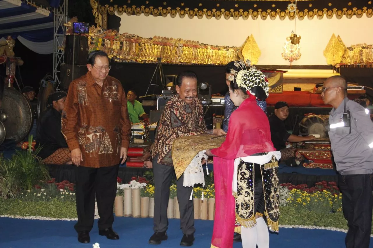 SBY Begadang Nobar Wayang Kulit Bersama Warga di Kediri