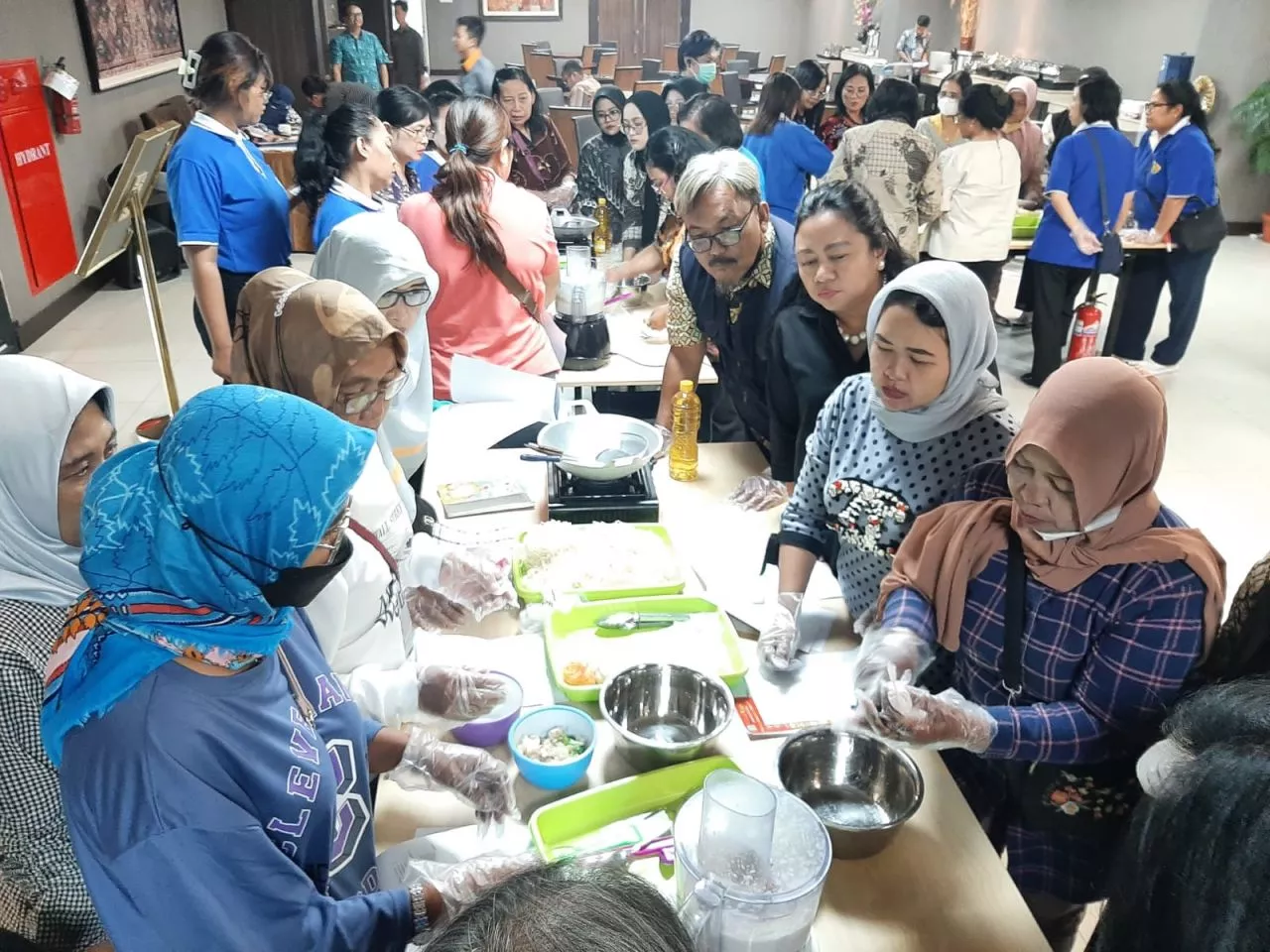 Diskop dan UKM Jatim Ajari Emak-Emak Membuat Olahan Bento