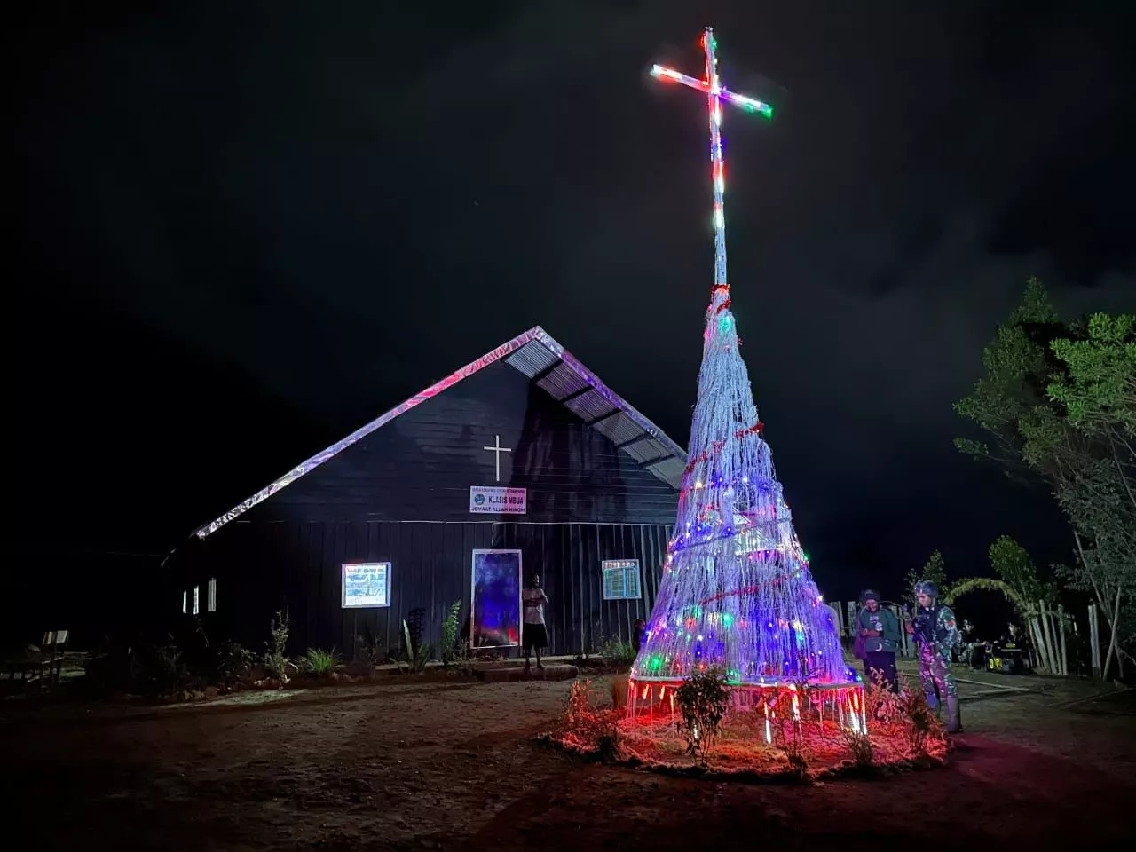 Malam Natal yang Bercahaya: Satgas Yonif 433 Membuat Pohon Natal dan Salib Terang di Distrik Mbua