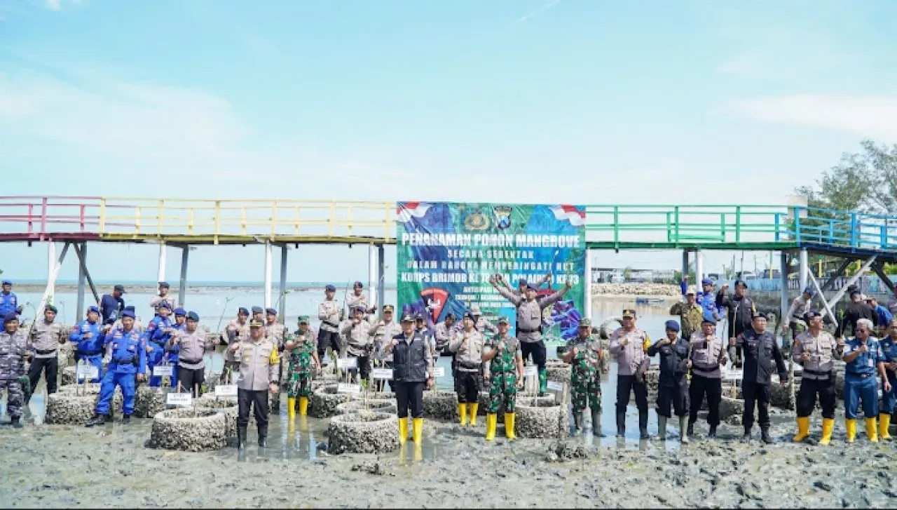 Bupati Lamongan Ikut Dampingi Polri Tanam 2.000 Pohon Mangrove untuk Restorasi Lingkungan