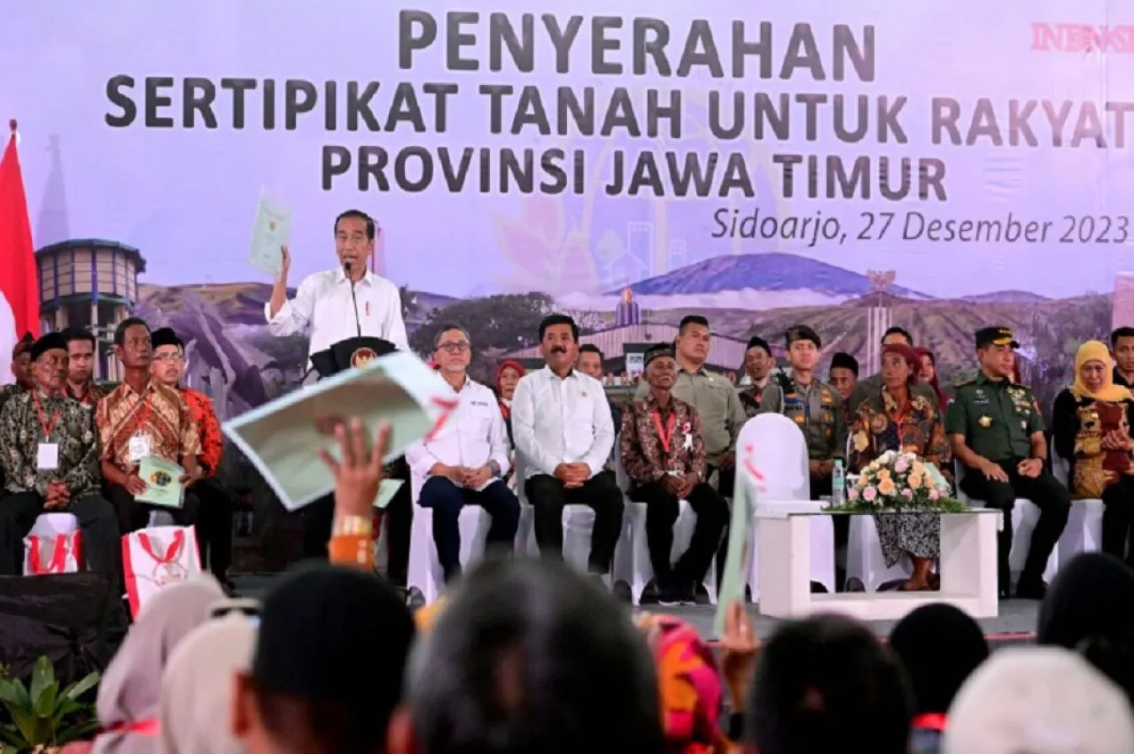 Jokowi Bagi Sertifikat, Gus Muhdlor Beri Diskon BPHTB