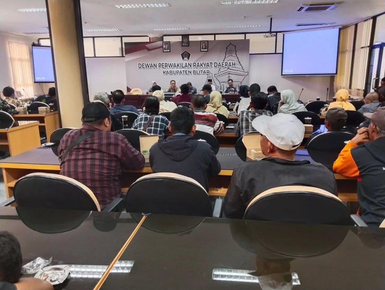 Minta HGU Dicabut, Puluhan Warga Dusun Gambar Anyar Hearing Dengan DPRD Blitar