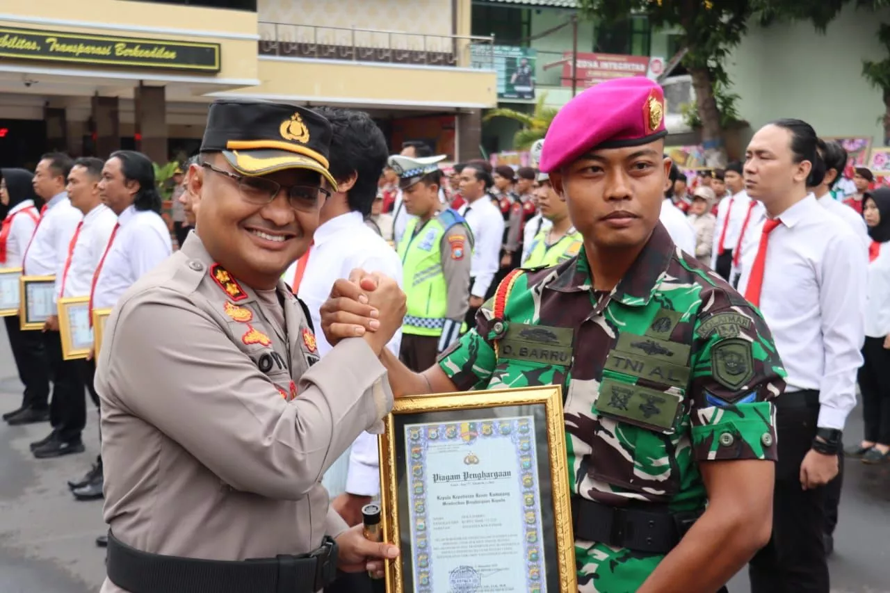 Kapolres Lumajang Beri Penghargaan Anggota Marinir yang Bantu Ungkap Kasus PMII Ilegal