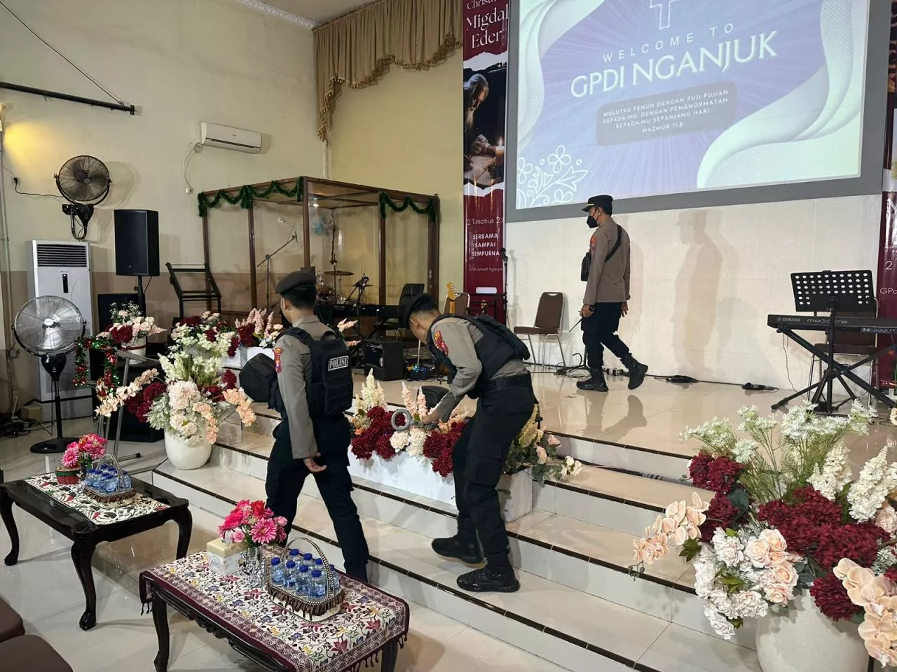Polres Nganjuk Lakukan Sterilisasi Gereja Serentak Jelang Malam Natal 2023