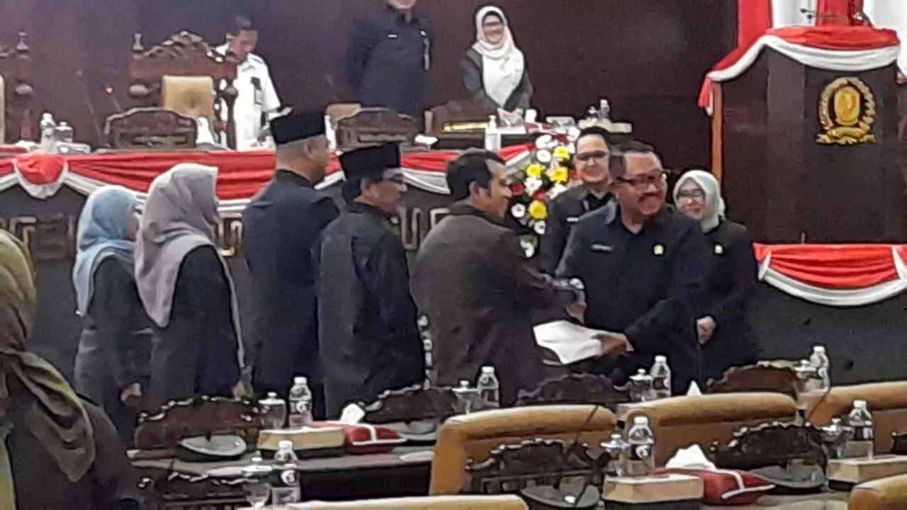 Penyerahan simbolis laporan hasil reses III pada sidang paripurna DPRD Jatim, Rabu (27/12/2023)