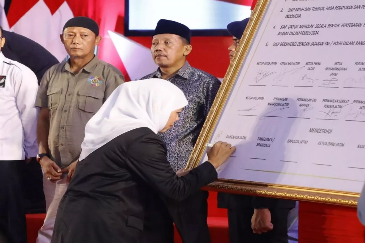 Gubernur Khofifah Deklarasi Pemilu Damai Bersama Forkopimda, Tegaskan Jaga Persatuan Dan Kesatuan