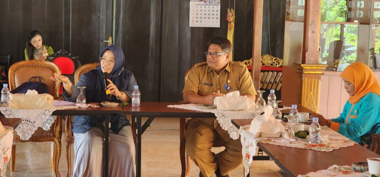 Kepala Badan Penghubung Daerah Provinsi Jatim Zaenal Fanani saat menerima kunjungan kerja dari komisi E DPRD Jatim di Taman mini Indonesia Indah (TMII) Jakarta