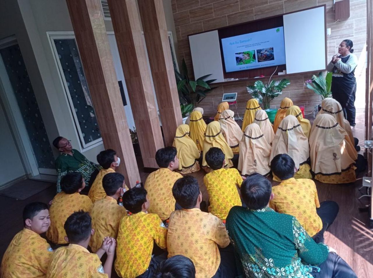 Retno Mulyo Kader Lingkungan Kampung Edukasi Sampah ditengah-tengah kunjungan menjelaskan bahwa kegiatan outing class oleh sekolah seperti ini menjadi salah satu cara pembelajaran yang cukup efektif